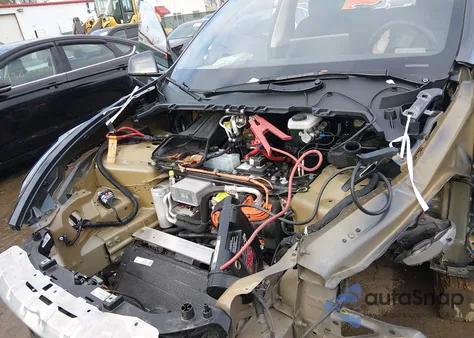 2025 Tesla Model Y Long Range Dual Motor All-Wheel Drive z USA, uszkodzony, nr VIN 7SAYGDEE8SF290411